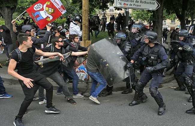 عرب وعالم الشرطة الفرنسية: اعتقال أكثر من 200 خلال احتجاجات باريس