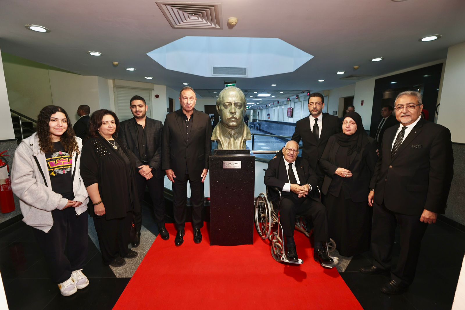 مجلس إدارة الأهلي يزيح الستار عن تمثال العامري فاروق.
