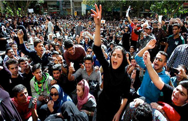 اشتعال احتجاجات ايران.. ومطالبات بتحسين الاحوال المعيشية