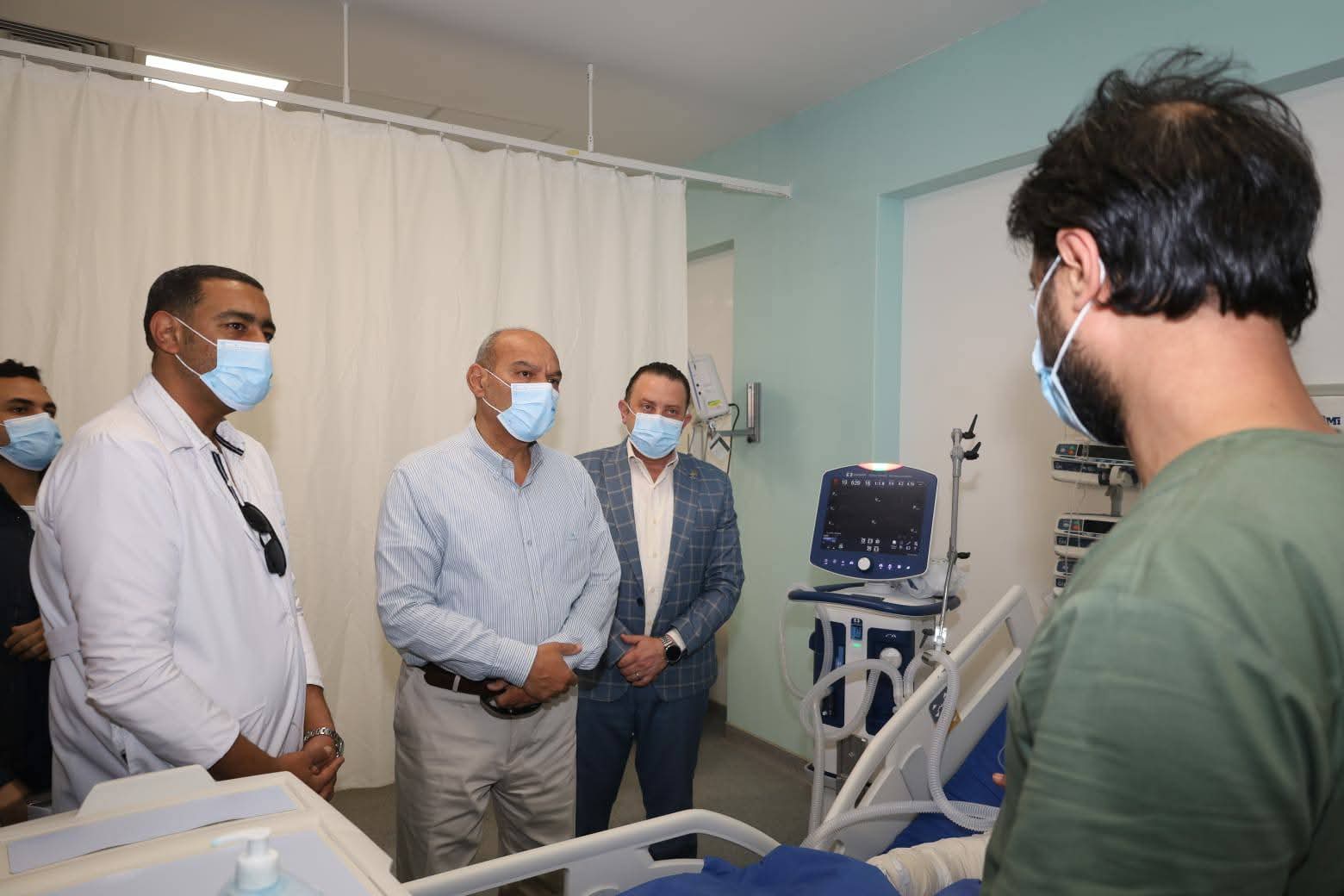 محافظ السويس يتفقد المجمع الطبي بمدينة 24 أكتوبر لمتابعة الحالة الصحية لمصابي حادث الجناين