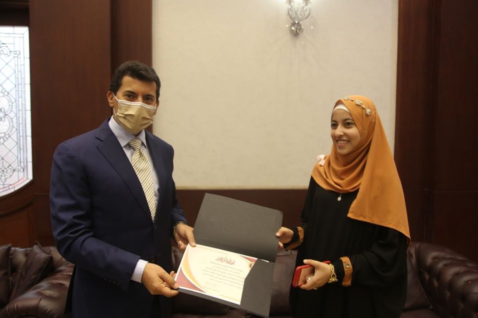وزير الشباب والرياضة يكرم ايمان عرب والزهراء حلمي الحائزتان على جوائز عالمية