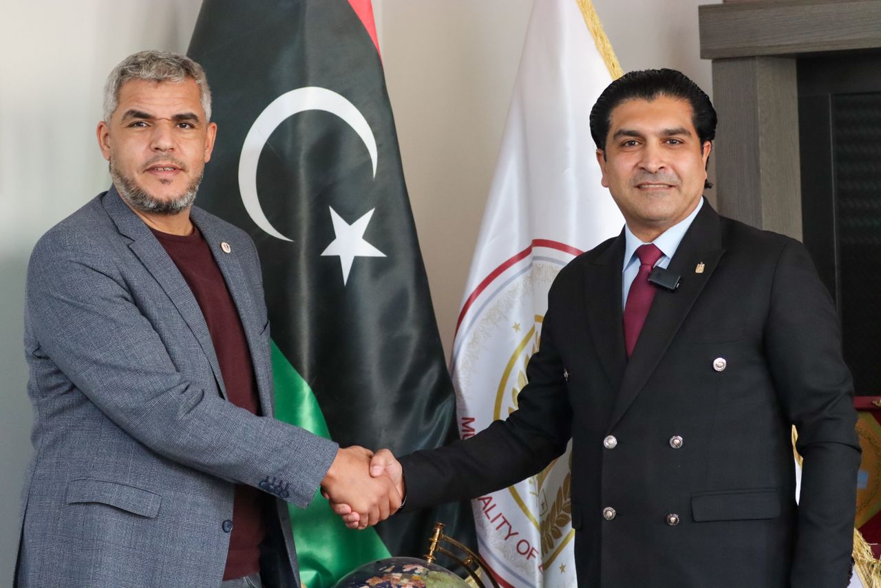 عميد بلدية زليتن ليبيا مفتاح حمادي يستقبل أحمد سمير رئيس الاتحاد العربي للميني فوتبول.