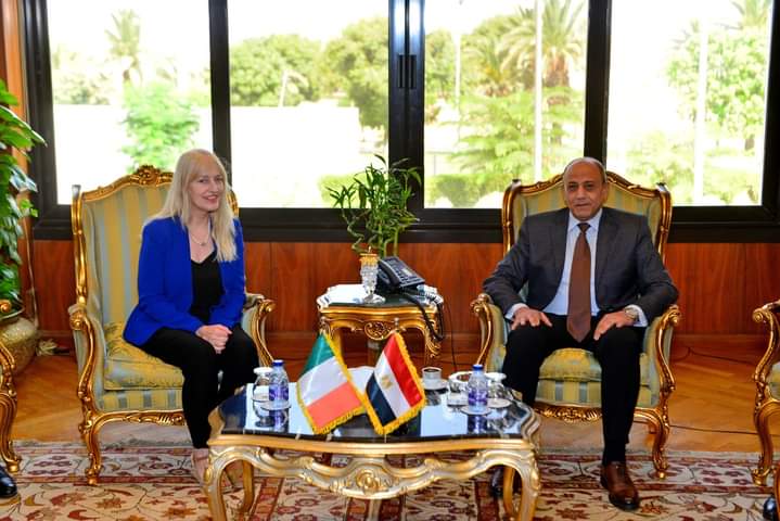 وزير الطيران المدني يلتقي سفيرة أيرلندا بالقاهرة لتعزيز أوجه التعاون المشترك بين البلدين في مجال النقل الجوي