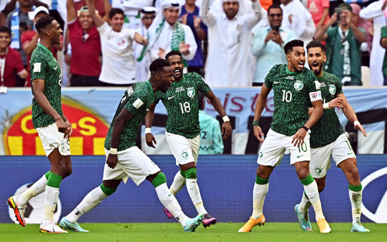 السعودية تكتسح الأرجنتين بثنائية لهدف وتدخل التاريخ في كأس العالم قطر 2022.