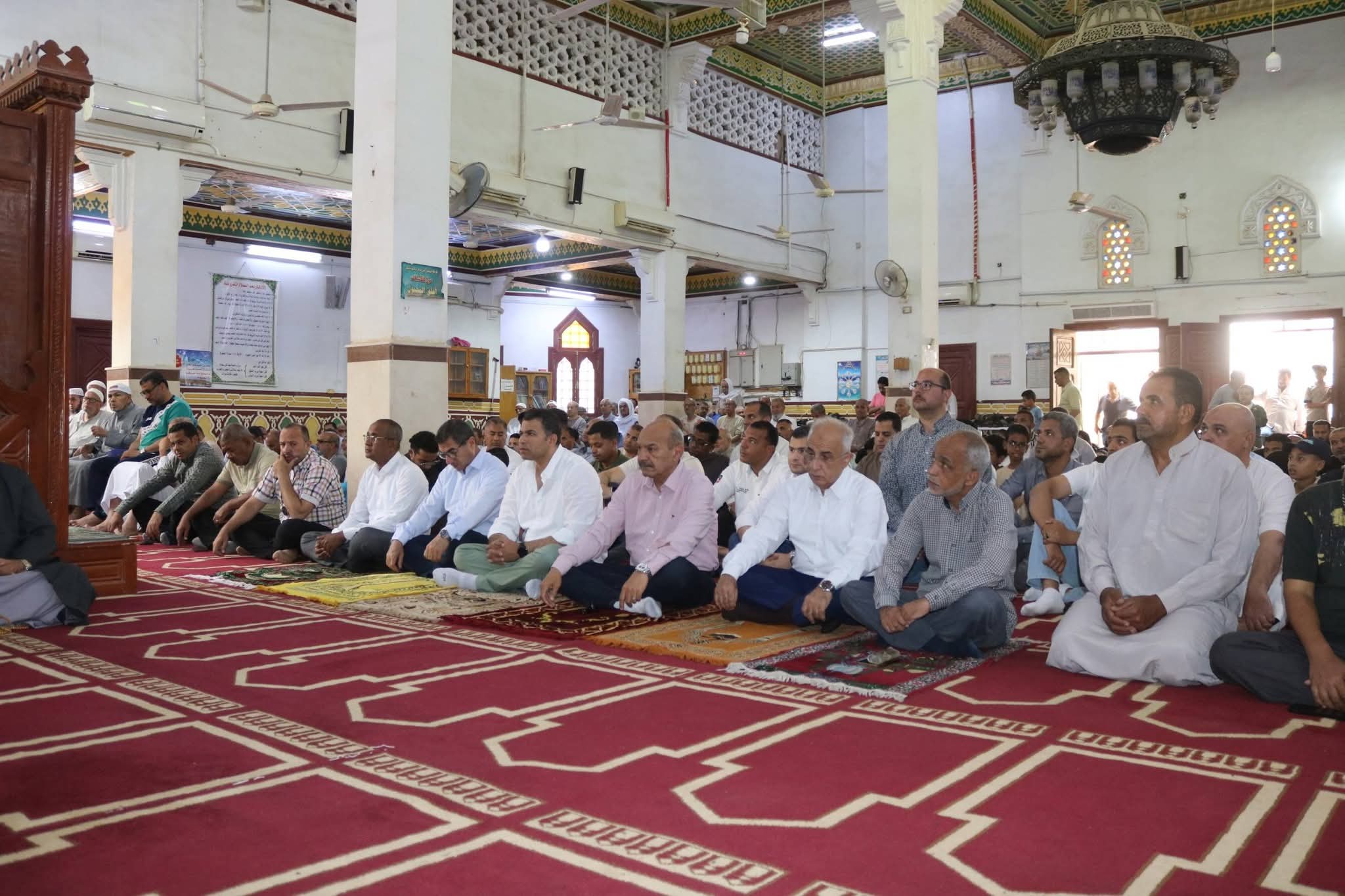 محافظ السويس يؤدي صلاة الجمعة بمسجد الدعوة وسط أهالي مساكن شل بحي الأربعين.