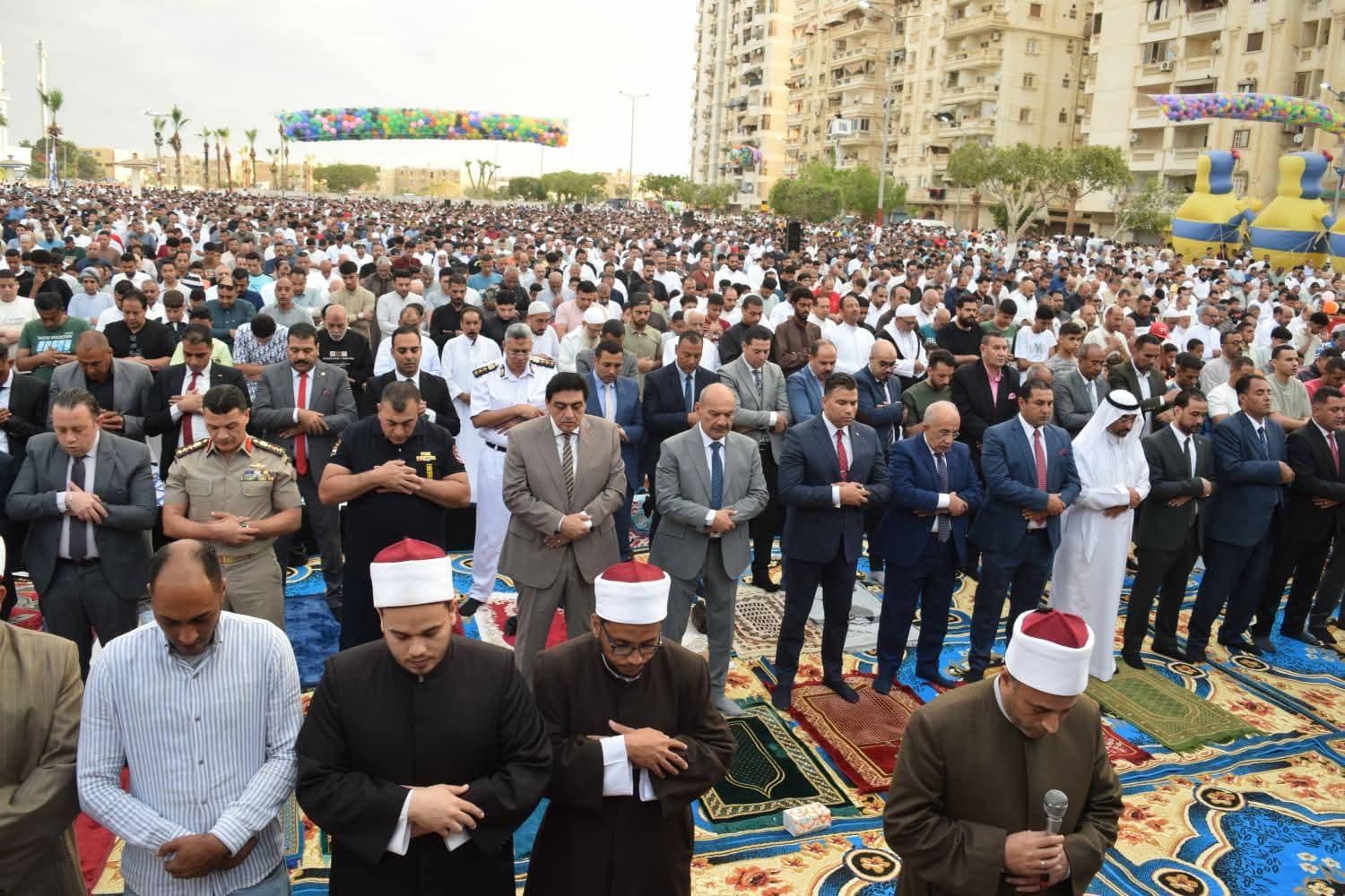 اناب السيد اللواء /محمود توفيق وزير الداخلية اللواء/حسام الدح مساعد وزير الداخلية ومدير أمن السويس لأداء صلاة عيد الأضحى المبارك بحضور اللواء/هاني رشاد محافظ السويس بساحة الخالدين بحي فيصل وسط الاف من المواطنين.