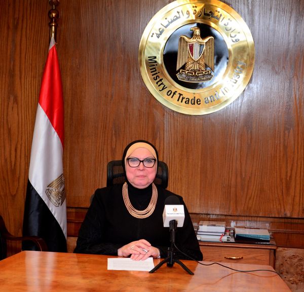 عبر تقنية الفيديو كونفرانس وزيرة التجارة والصناعة تلقي كلمة مصر في ندوة دور المرحلة الثانية من برنامج مبادرة المساعدة من اجل التجارة للدول العربية في تحقيق الانتعاش الاقتصادي بعد جائحة كورونا