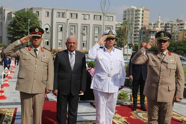 محافظ السويس وقائد الجيش الثالث ومدير الأمن يضعون أكاليل الزهور على النصب التذكاري بمناسبة الذكرى الـ ٥٠ لانتصارات شعب السويس الباسل