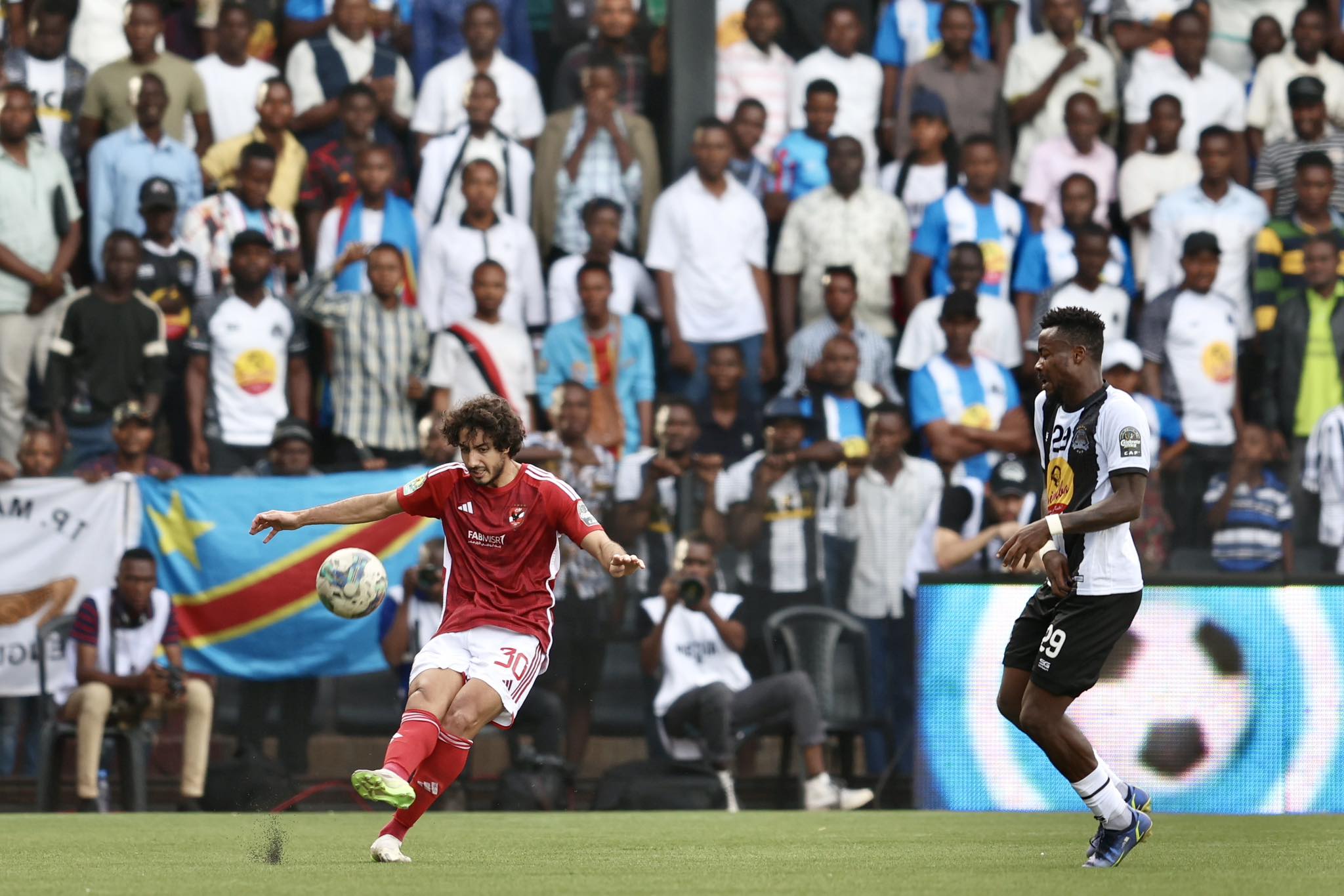 الأهلي يتعادل سلبياً مع مازيمبي الكونغولي في ذهاب نصف نهائي دوري الأبطال.