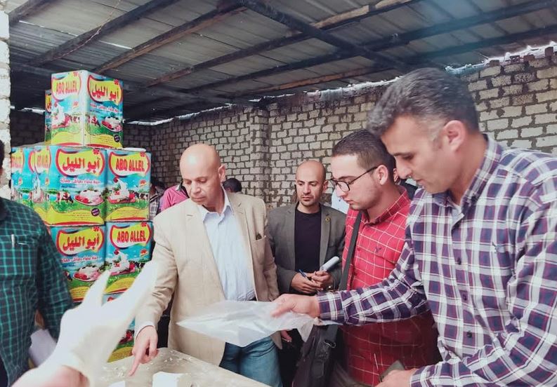 وكيل وزارة الصحة يغلق مصنعين أثناء قيادته لحملة علي المنشآت الغذائية بأولاد صقر